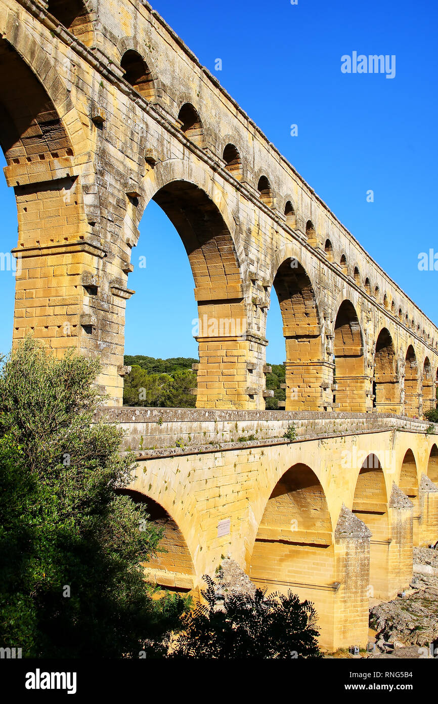 Ansicht schließen der Aquädukt Pont du Gard in Südfrankreich. Es ist die höchste aller erhöhten römischen Aquädukte. Stockfoto