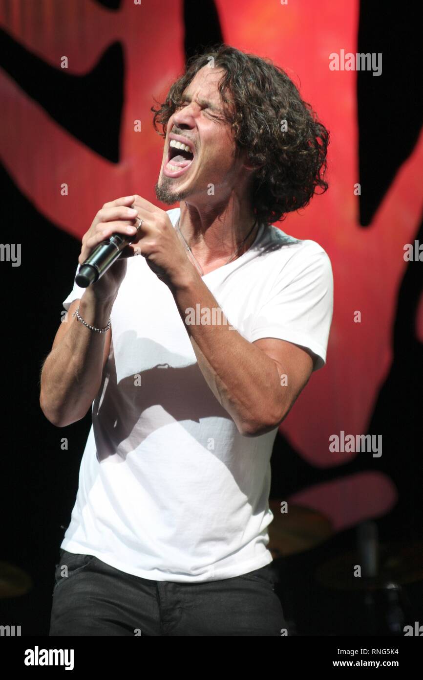 Rock Musiker am Besten als der Sänger und Songwriter für Rock Bands Soundgarden und Audioslave, Chris Cornell, gezeigt wird, ist auf der Bühne während einer "live"-Konzert aussehen. Stockfoto