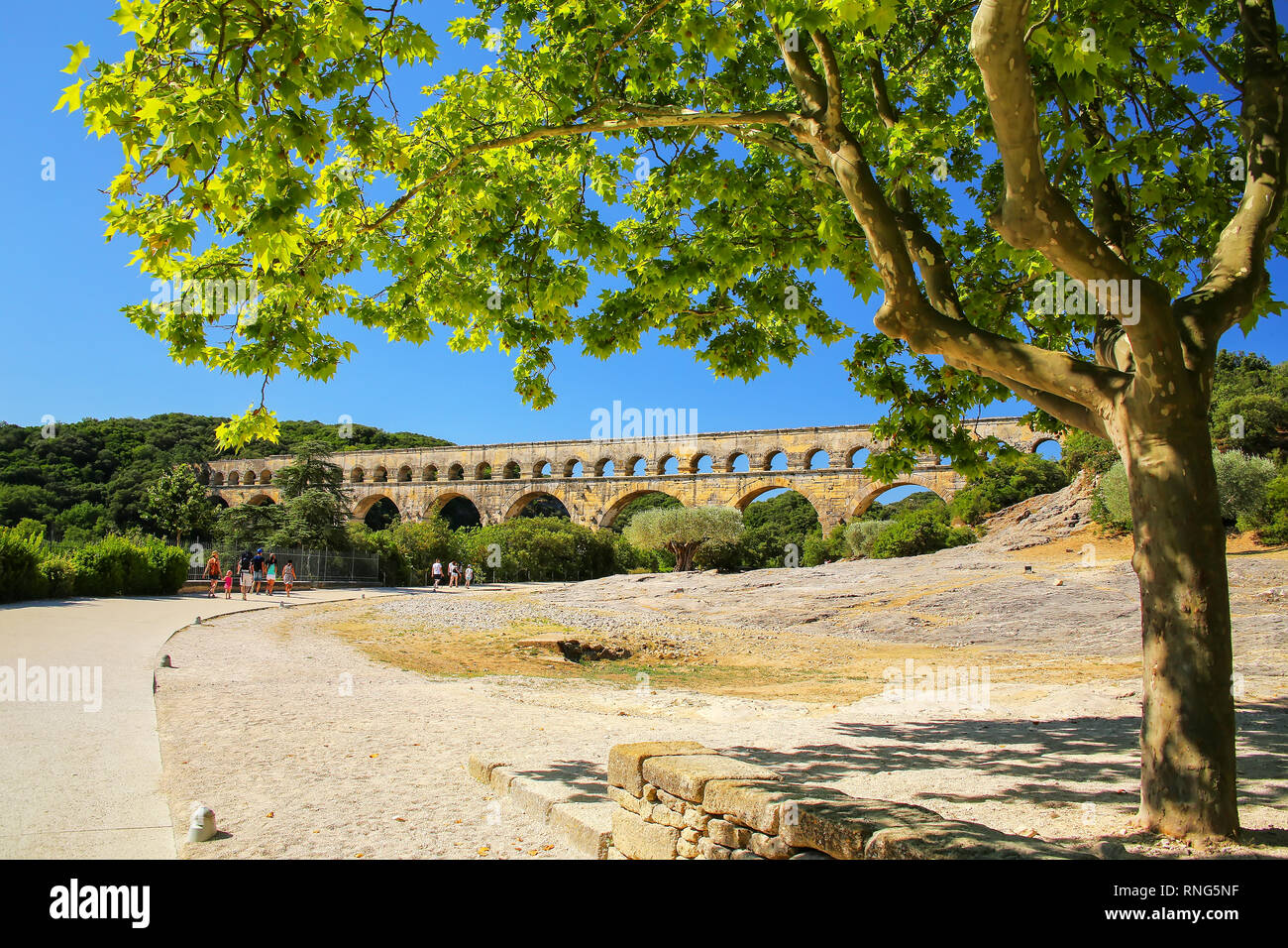 Weg zum Pont du Gard in Südfrankreich. Es ist die höchste aller erhöhten römischen Aquädukte. Stockfoto