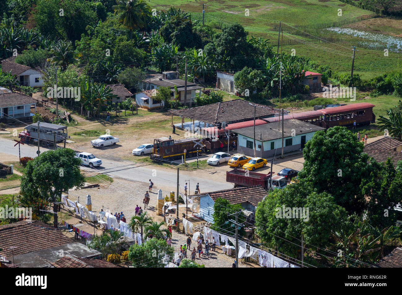 Luftbild von der Spitze des Torre de Manaca Iznaga Turm auf umliegende Landschaft, Bahnhof in der Nähe von Hacienda Ingenio Manaca Iznaga. Trinidad, Kuba Stockfoto