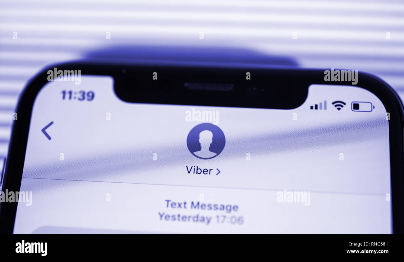 PARIS, Frankreich, 27.September 2018: Detail der neue Computer von Apple iPhone Xs Max mit Viber messenger Aufruf Kontakt Stockfoto