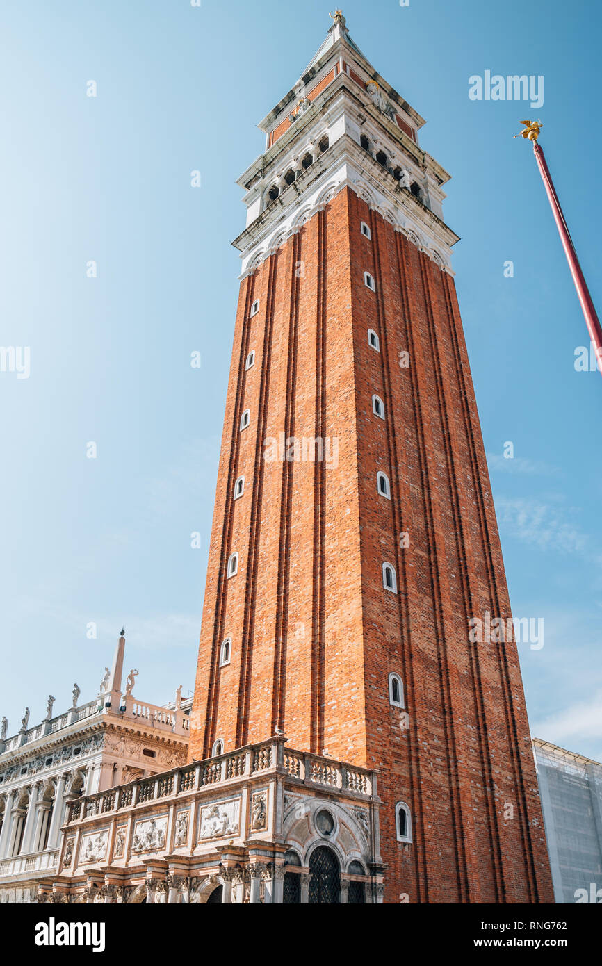 St. Mark's Glockenturm (Campanile di San Marco) an der Piazza San Marco, Venedig, Italien Stockfoto