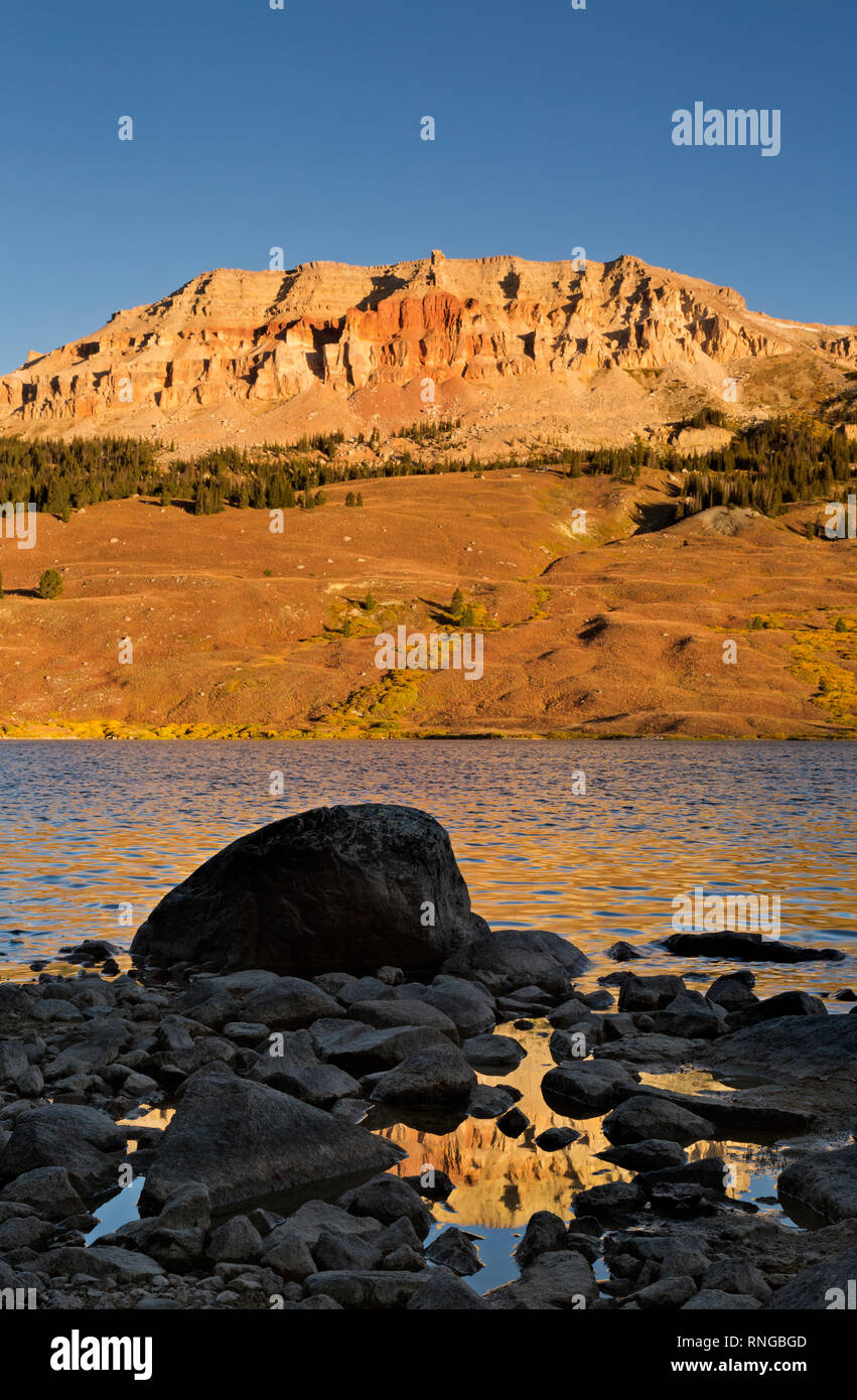 . WYOMING - Beatooth Butte glühende im frühen Morgenlicht und reflektieren in den Pfützen am Ufer des Beartooth See. Stockfoto