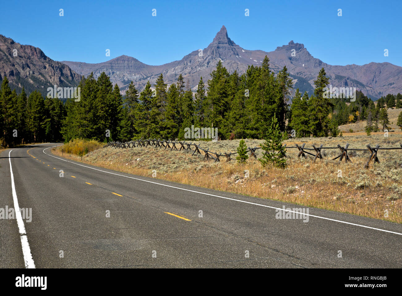 WY 03786-00 ... WYOMING - Der Beartooth Highway in der Clark Fork Yellowstone River Tal der Shoshone National Forest. Stockfoto