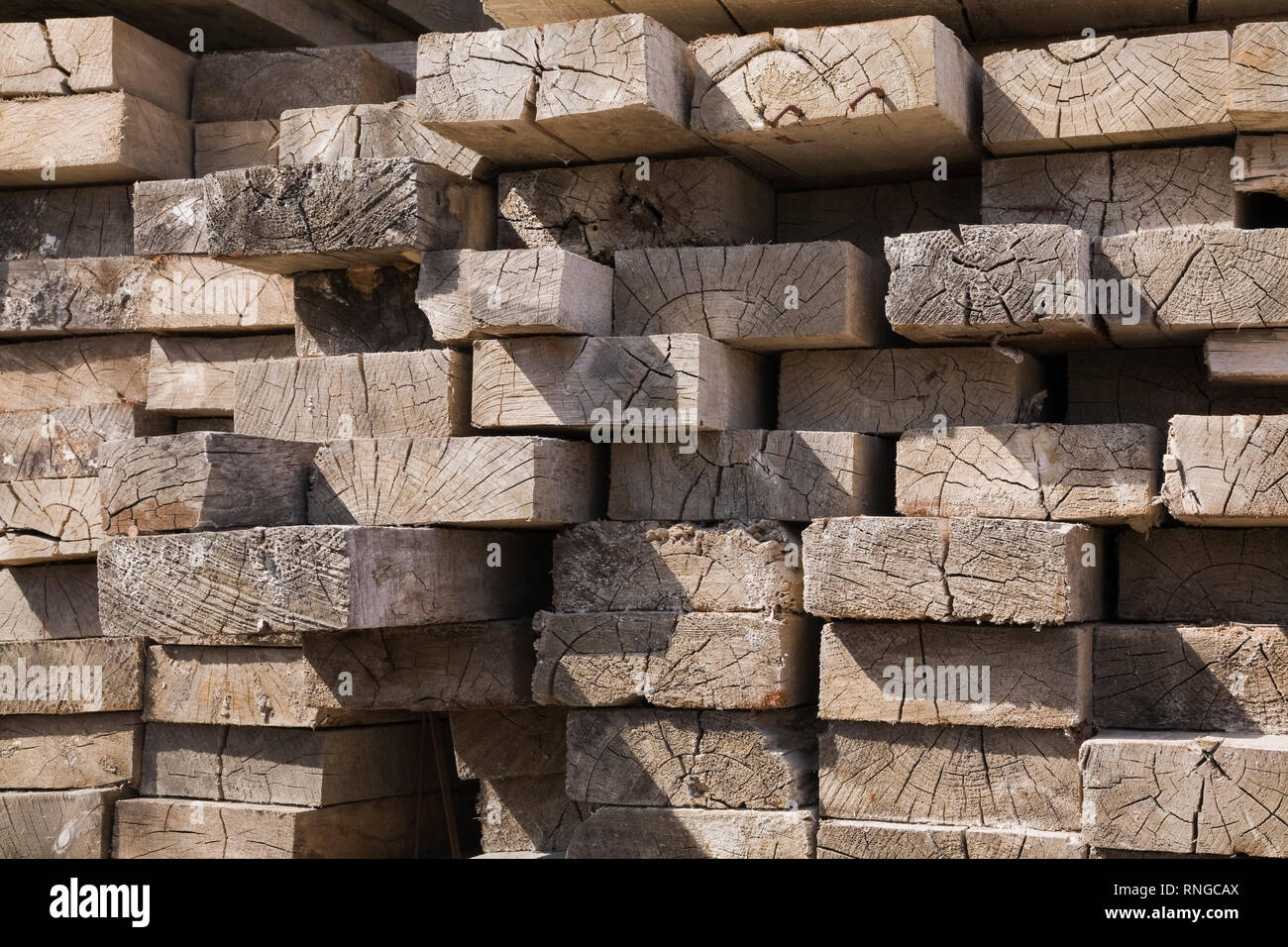 Stapel alte Holz in einem lumberyard Stockfoto