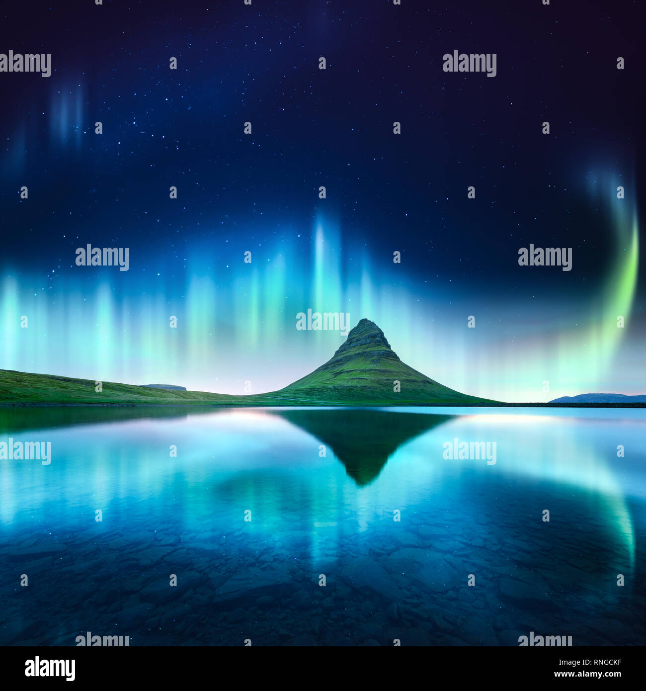 Grüne Aurora Light hinter kirkjufell Berg in Island, Europa Stockfoto