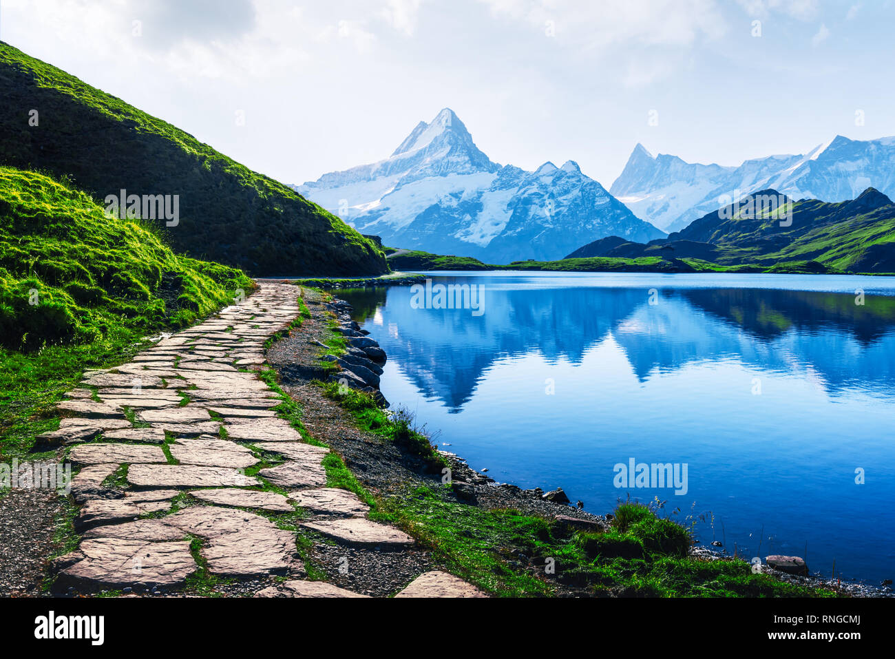 Malerischer Blick auf den See Bachalpsee in den Schweizer Alpen. Schneebedeckten Gipfel des Wetterhorns Rosenhorn, Mittelhorn und für den Hintergrund. Tal von Grindelwald, Schweiz. Landschaftsfotografie Stockfoto