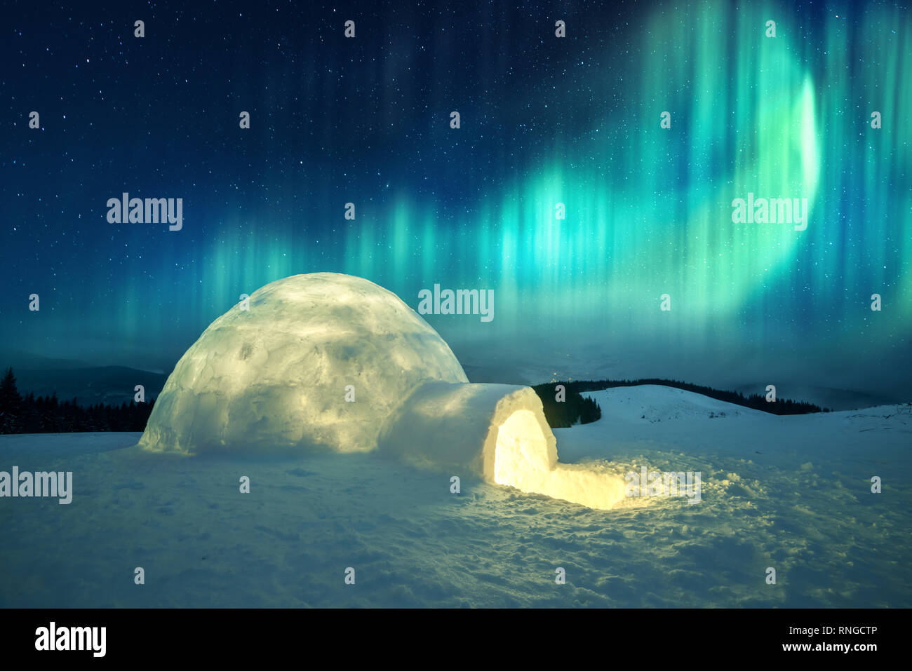 Aurora Borealis. Nordlichter im Winter Berge. Winterliche Szene mit glühenden Polarlichter und verschneiten Iglu Stockfoto