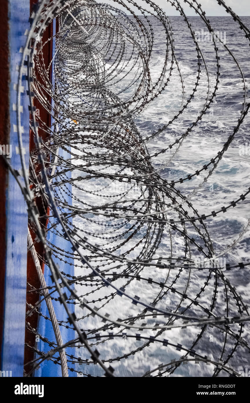 Maßnahmen zum Schutz der Piraten an Bord eines Handelsschiffes, hohes Risiko, Piraten, Babed Draht auf einem Schiff Geländer. Pirate Schutzkonzept. Backgrou Stockfoto