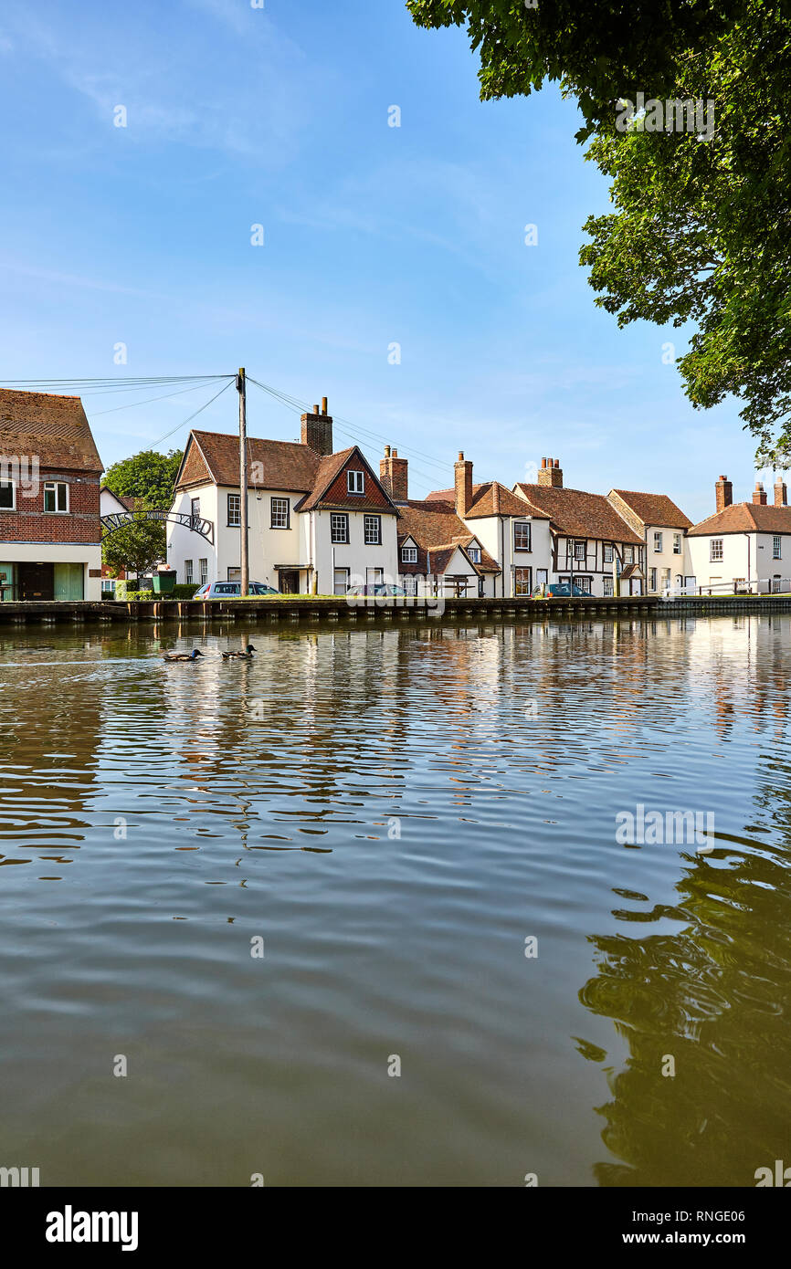 Anzeigen Häuser und Gebäude, die neben dem Einkaufs-quartier in West Mühlen, Northcroft, Newbury, Berkshire, England, Großbritannien Stockfoto