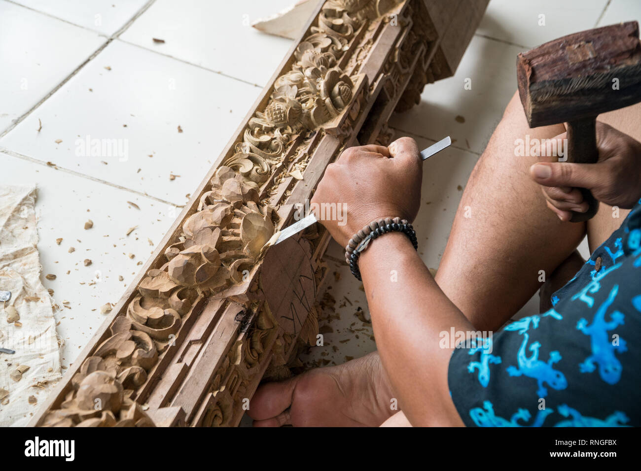 Die Hände eines Zimmermanns die traditionelle Holzschnitzerei in Bali, Indonesien. Lokale handwerkliche Tradition Konzept Stockfoto