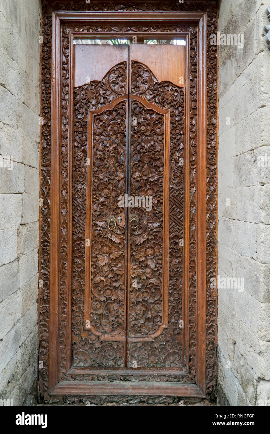 Balinesischen holzgeschnitzten Türen mit traditionellen Ornamenten. Lokale Traditionen und Handwerk Konzept Stockfoto
