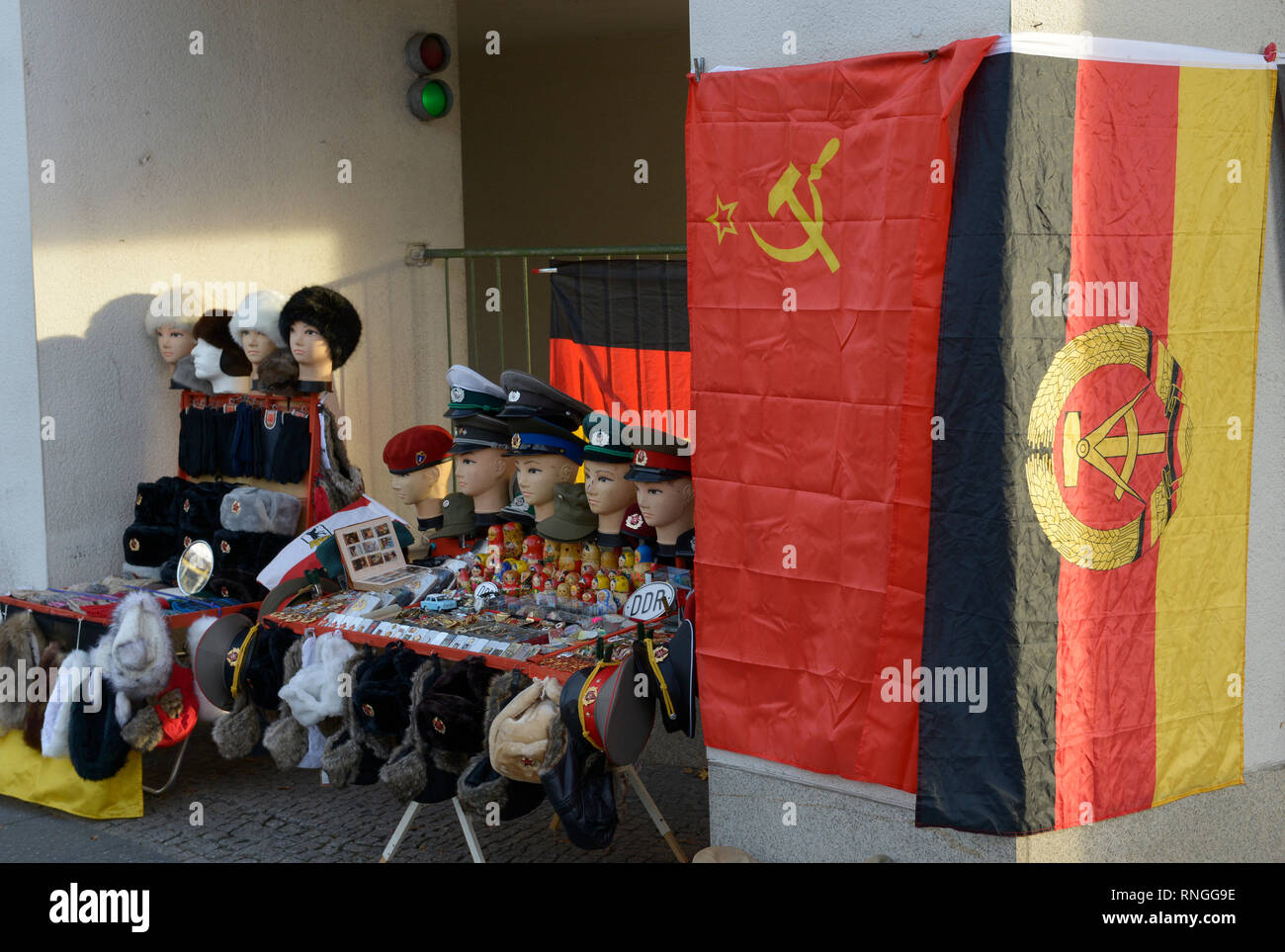 DEUTSCHLAND, Hauptstadt Berlin, Souvenirladen mit ostdeutschen und russischen Artikeln, sowjetische und ostdeutsche Flagge, Soldatenhut, kommunistische Ordnung etc Stockfoto
