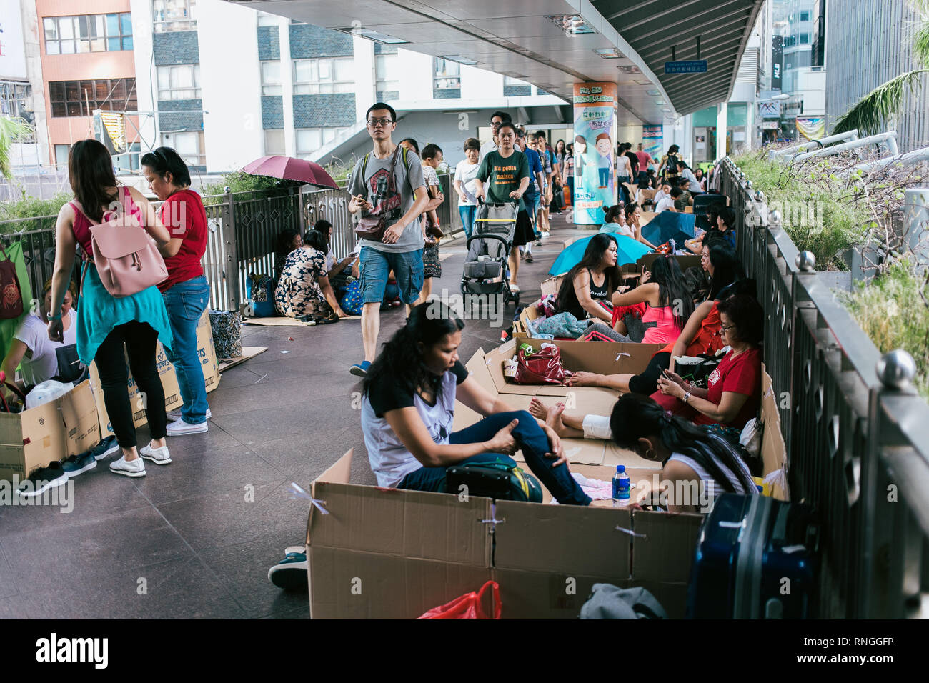 Filipiino Hausangestellte auf Ihren Tag Arbeit (Sonntag) sammeln für Spaß und Scherz in den Straßen von Honkong Stockfoto