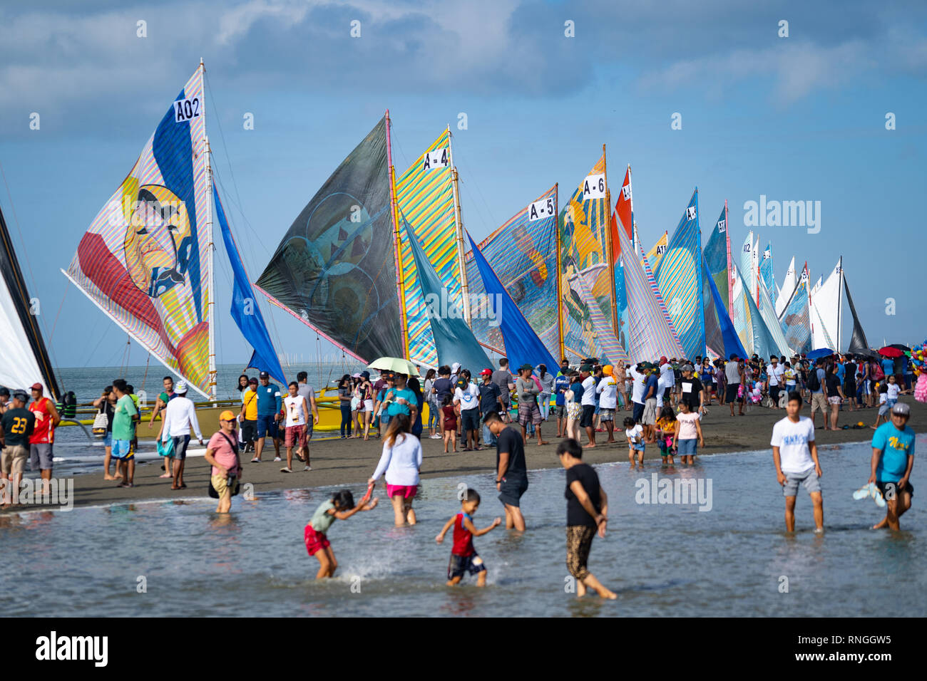 17/02/2019 Iloilio, Philippinen. Ausleger mit einzigartigen Bunten Segel vorbereiten Teil in der 47Th segeln Der paraw Regatta, ein. Stockfoto