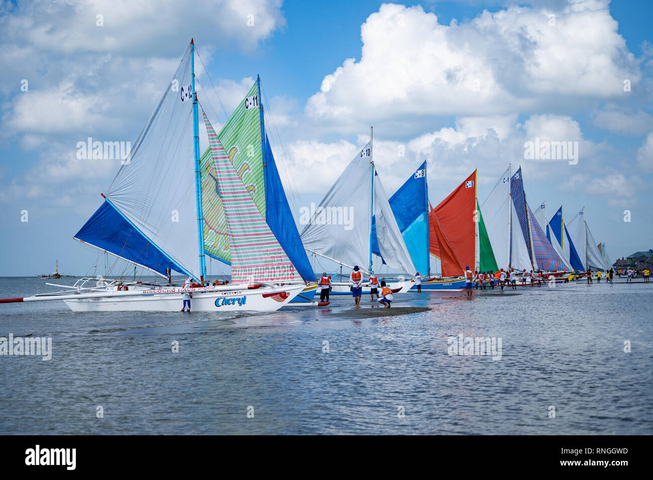 17/02/2019 Iloilio, Philippinen. Ausleger mit einzigartigen Bunten Segel vorbereiten Teil in der 47Th segeln Der paraw Regatta, ein. Stockfoto