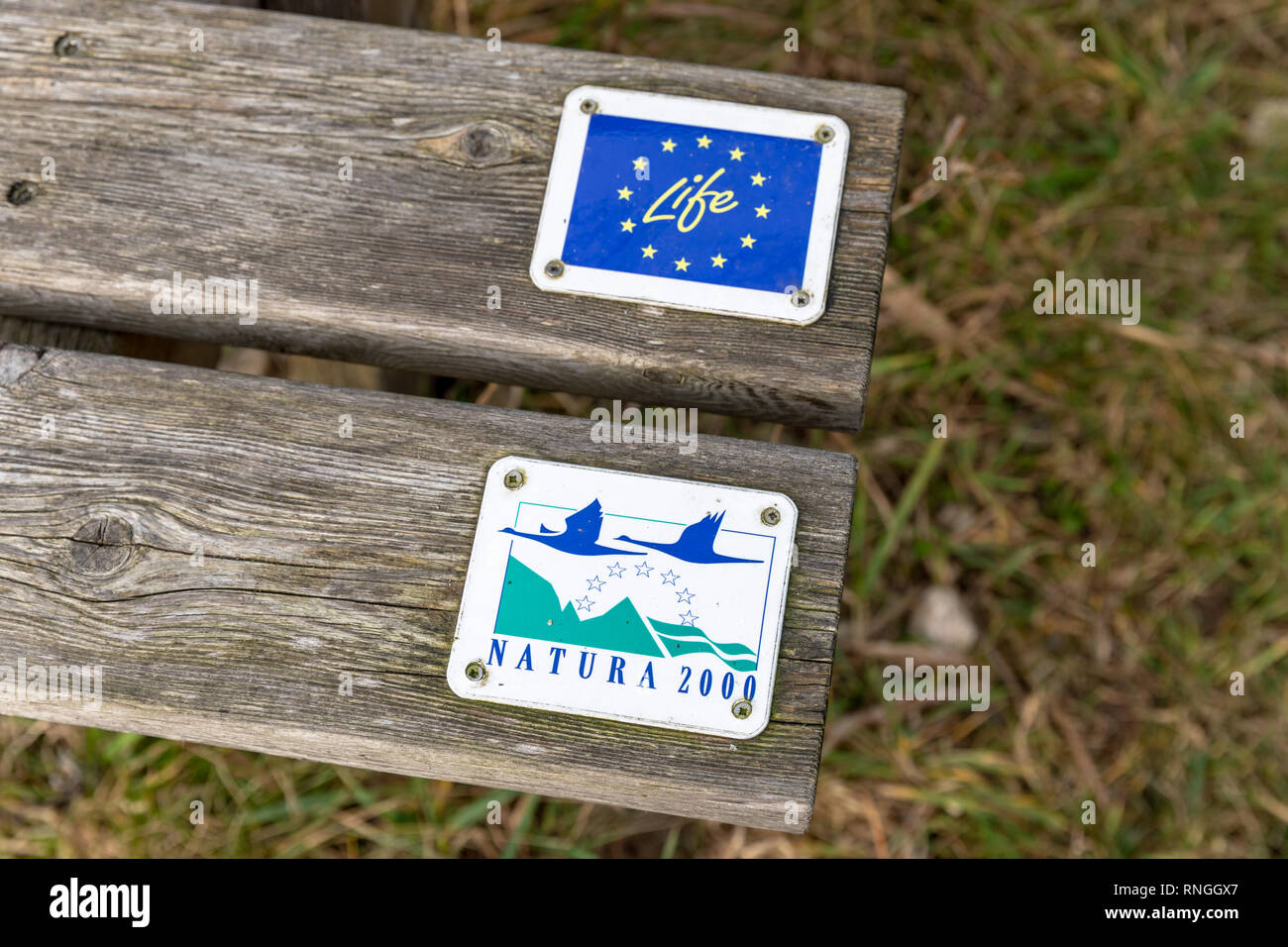 EU-LIFE-Programm und Natura 2000, Zeichen auf Brettern auf einer Holzbank, Stockfoto
