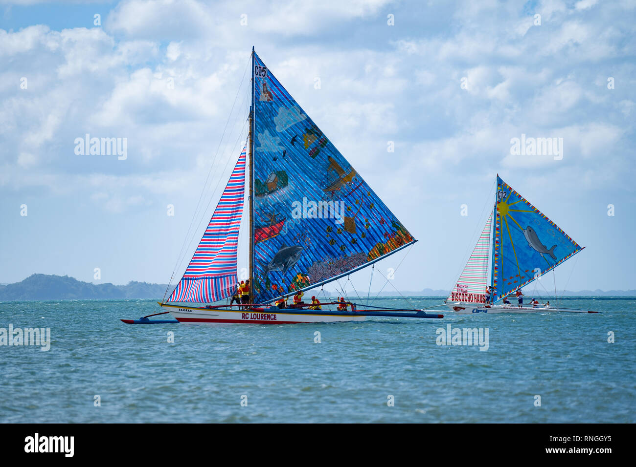 17/02/2019 Iloilio, Philippinen. Ausleger mit einzigartigen Bunten Segel nehmen Teil an der Paraw Regatta. Eine der ältesten segeln Veranstaltungen im Asi Stockfoto