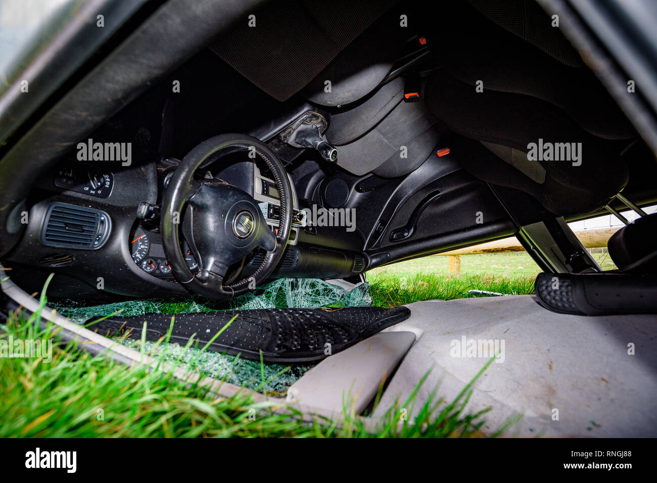 Auto Crash und Auto beschädigt werden. Fahrzeug in einem Feld nach High speed Crash. Stockfoto