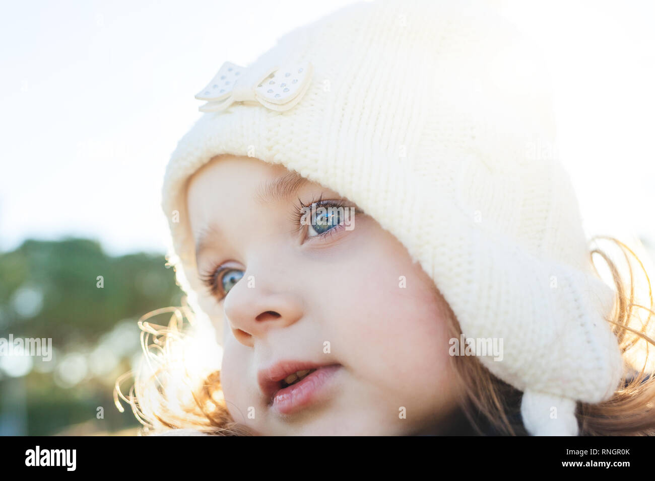 Adorable kleinkind Mädchen von zwei Jahren. - Nahaufnahme, Porträt, auf dem blauen Augen konzentrieren. Stockfoto