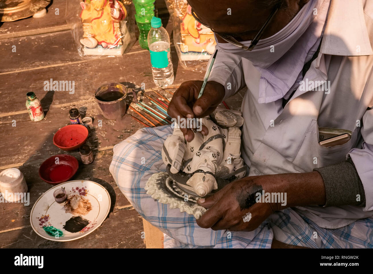 Ton, Idol, in, Schwarz, Weiß, die Göttin Saraswati, Kumartuli, Kolkata, Idol, in seiner, Studio, Indien. Stockfoto
