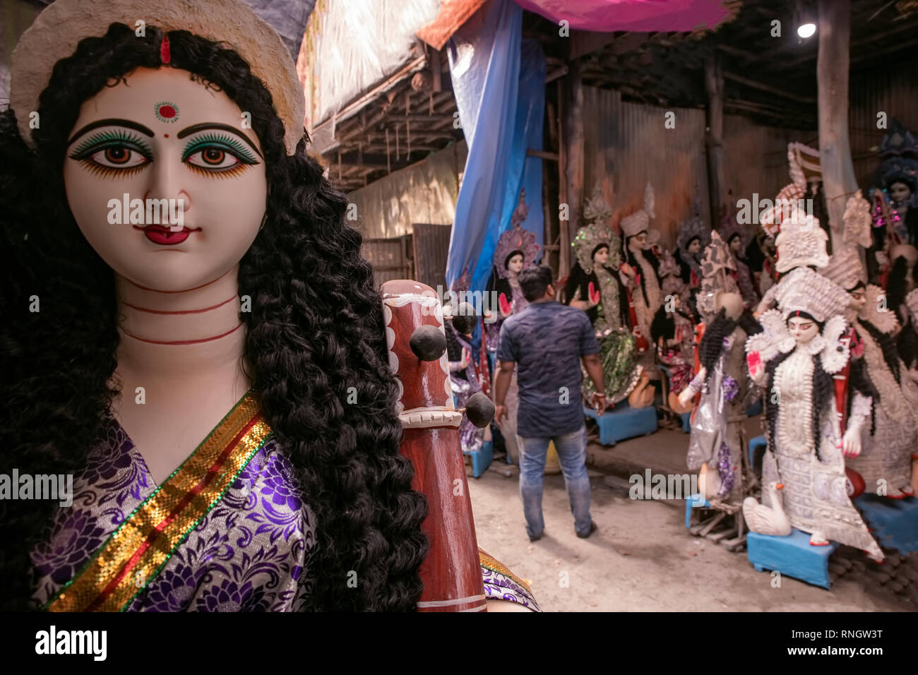 Ton Idol, Göttin Saraswat,, final, Bühne, der, Endbearbeitung, Kumartuli, Studio, Idol Teekocher, Kolkata, Indien. Stockfoto