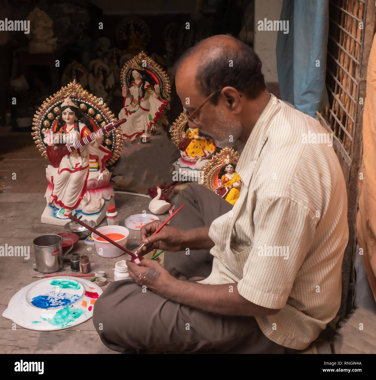 Ton, Idol, Göttin, Saraswati, Endbearbeitung, Idol, Idol, Kumartuli, Kolkata, Indien. Stockfoto