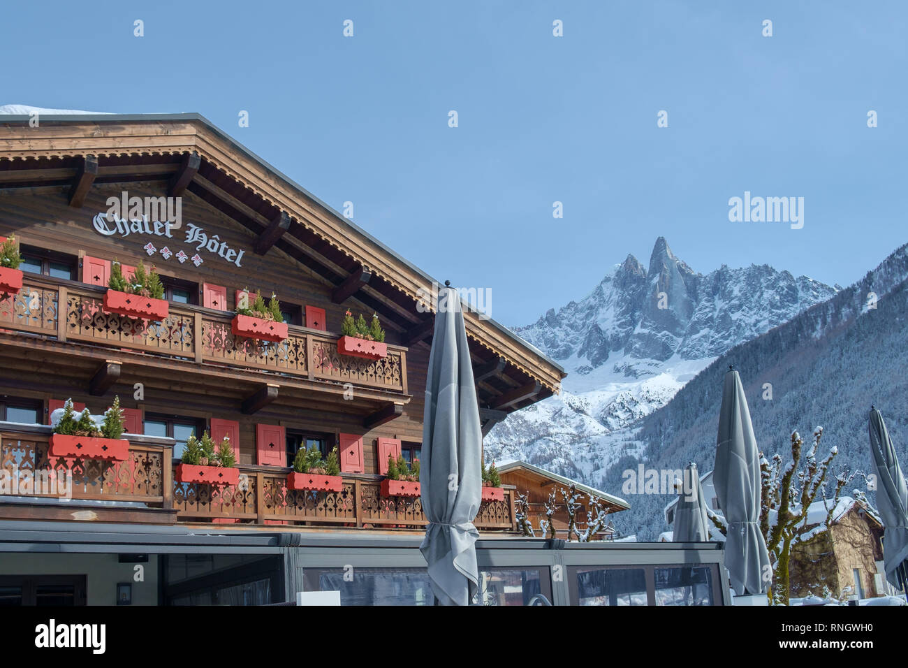 Chamonix Mont Blanc, Frankreich - 8. Februar 2019: Chalets und großen Berge - typisch für das Tal von Chamonix. Stockfoto