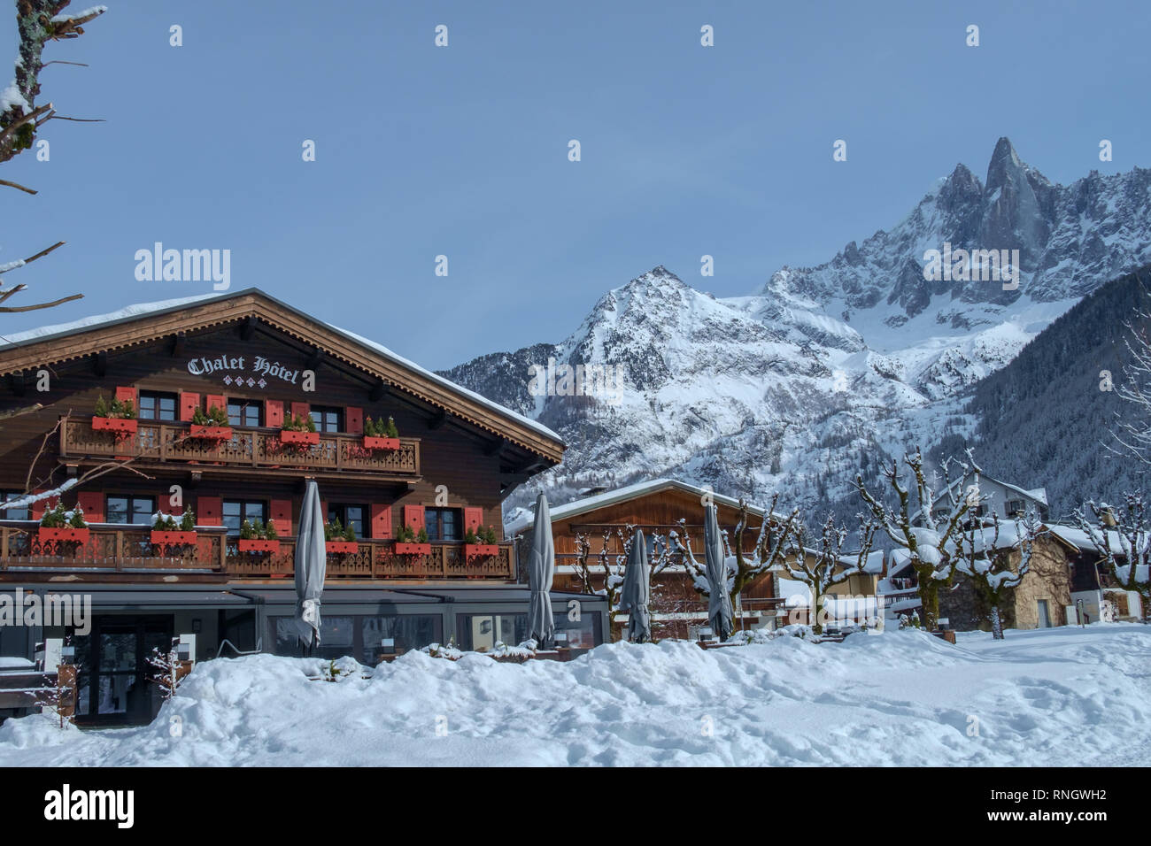 Chamonix Mont Blanc, Frankreich - 8. Februar 2019: Chalets und großen Berge - typisch für das Tal von Chamonix. Stockfoto