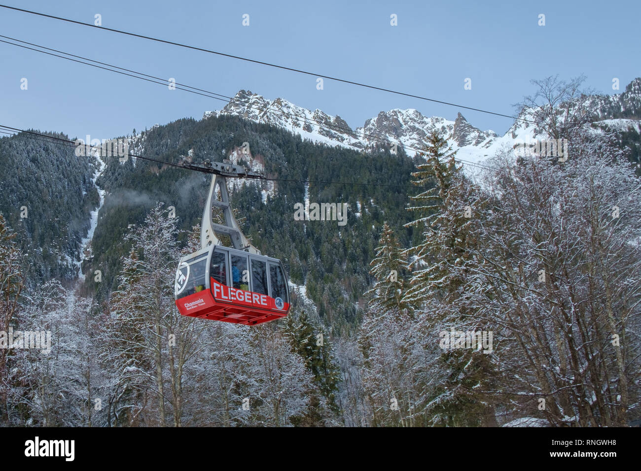 Chamonix Mont Blanc, Frankreich - 8. Februar 2019: eine Seilbahn heads up Berg an der Flégère Skigebiet Les Praz, Chamonix. Stockfoto