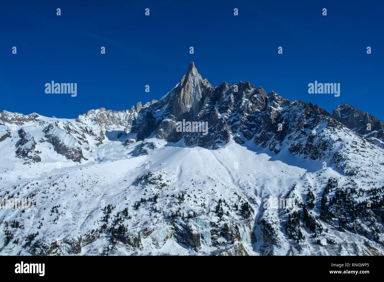 Die ikonischen klettern Gipfel der Aiguille du Dru von montenvers in der Nähe von Chamonix. Stockfoto