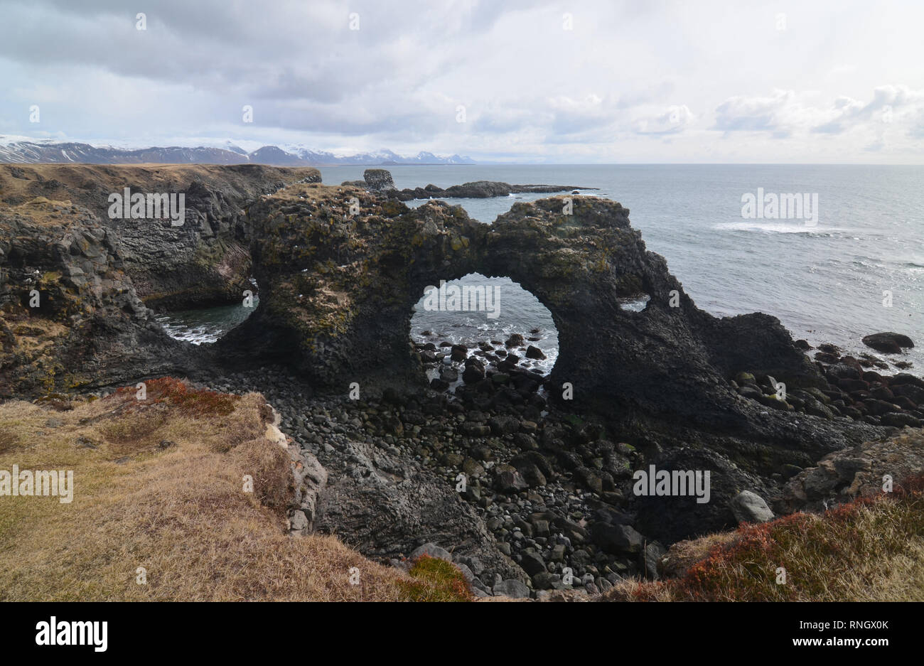 Einen fantastischen Blick auf die Küste von Arch Rock aus Lavagestein. Stockfoto