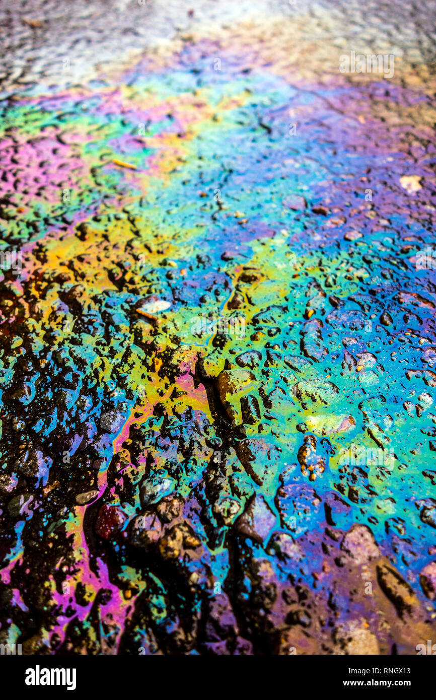 Benzin Benzin Ölpest Regenbogen auf Asphaltstraße Stockfoto