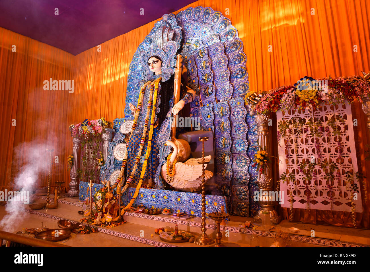 Göttin Saraswati, Erbe, Idol, traditionelle, Ritual, morgens Sonne, in Mandap, berühren, auf, ihre, Göttliche, Körper, Kolkata, Indien. Stockfoto