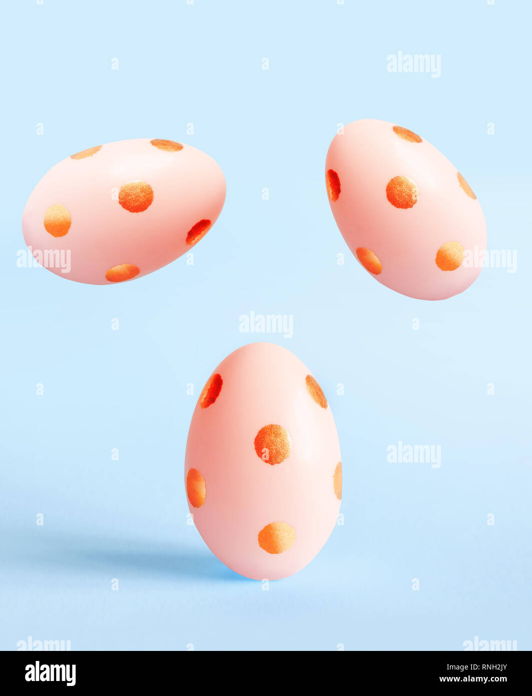 Bunte Ostereier auf einem hellblauen Hintergrund. Pastellfarben, vintage Karte. Stockfoto