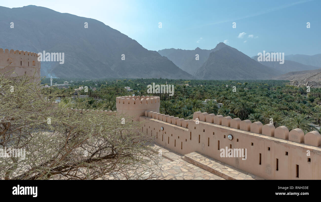Blick auf die rustaq Oase aus einer der oberen Terrassen von rustaq Fort, Sultanat Oman Stockfoto