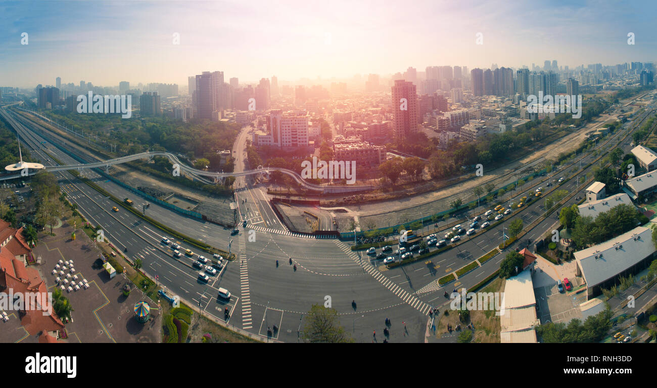 Luftaufnahme von Kaohsiung City bei Sonnenaufgang. Taiwan Stockfoto