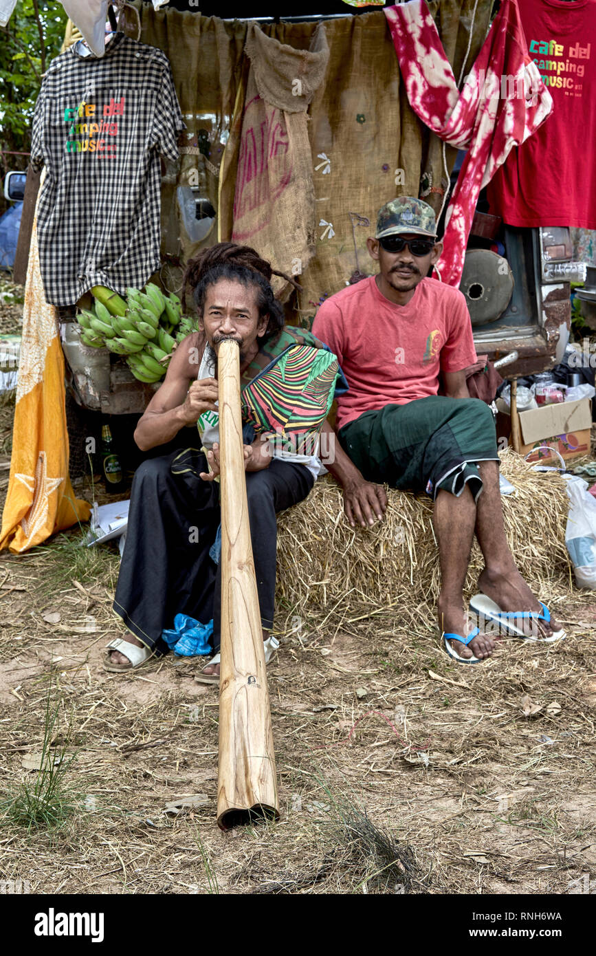 Didgeridoo. Mann, der Didgeridoo spielt Stockfoto