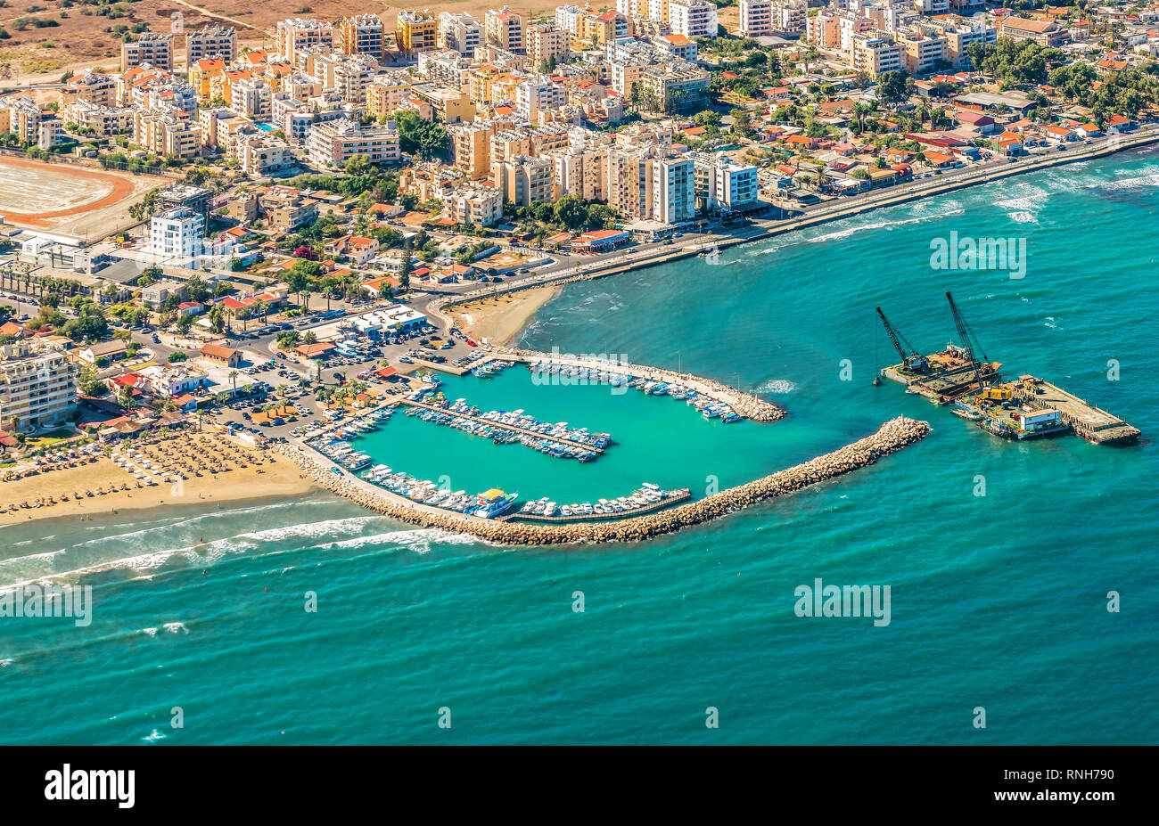 Meer Hafenstadt Larnaca, Zypern. Blick aus dem Flugzeug an die Küste, Strände, Hafen und die Architektur der Stadt von Larnaca. Stockfoto