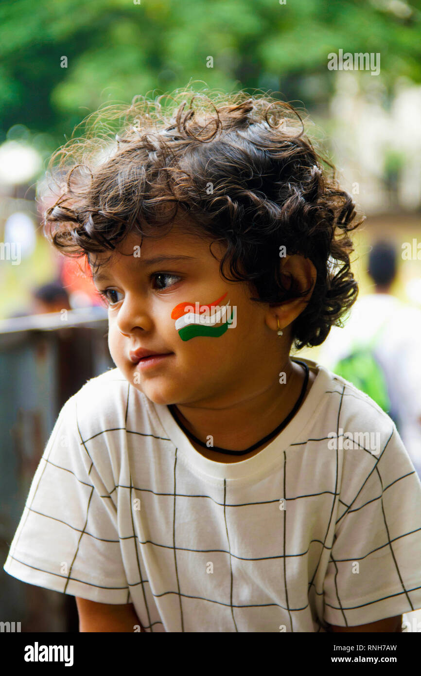 PUNE, MAHARASHTRA, Indien, 15. August 2018, kleines Baby mit Indischen dreifarbig auf die Wange gemalt feiert Tag der Unabhängigkeit Stockfoto