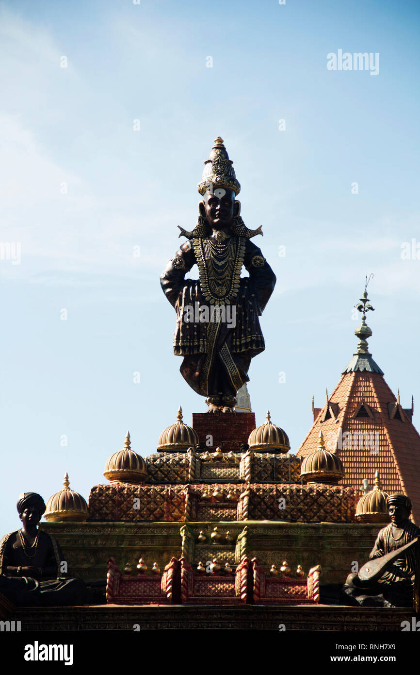 Stehende Statue von Lord Vitthal und Sant während Ganpati Festival, Pune Stockfoto