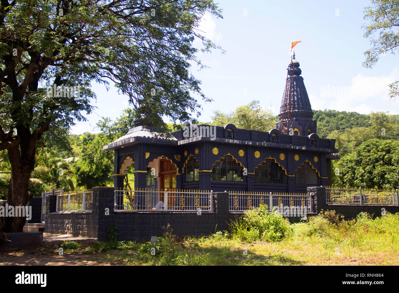 Eine schöne Hindu Tempel in schwarzem Stein bei Mandvi Budruk, Pune Bezirk Stockfoto