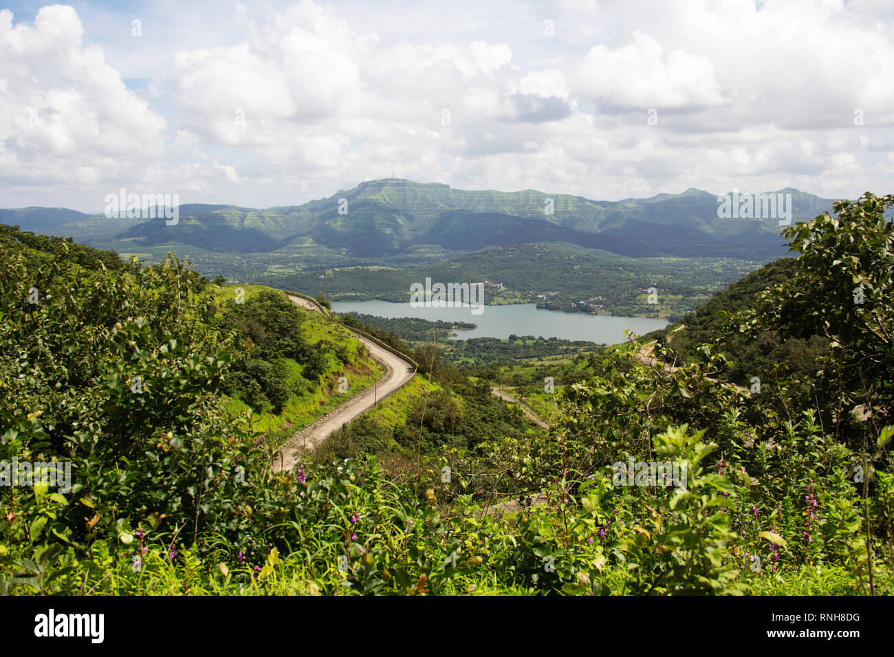 Antenne und malerischen Blick auf hügeligen Straße, backwaters von khadakwasla Dam, Sinhagad fort, Pune Bezirk Stockfoto