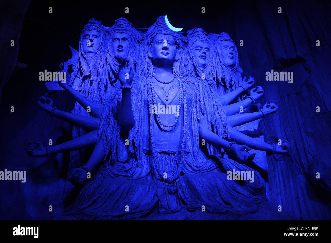 Faszinierende Skulptur von Lord Shiva in einem blauen Licht während Ganpati Festival, Pune Stockfoto