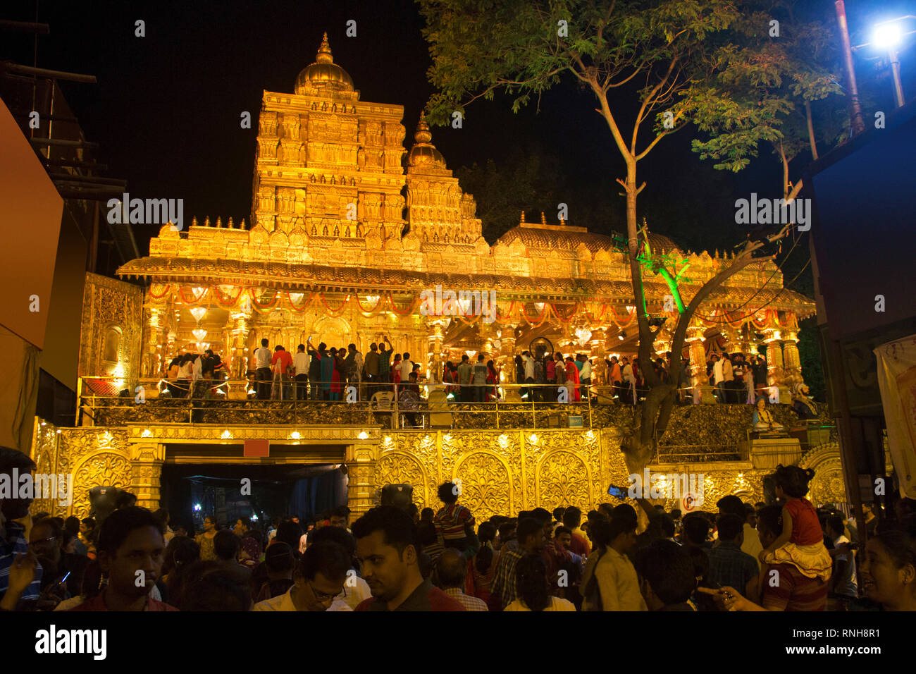 PUNE, MAHARASHTRA, September 2018, Besucher und Anhänger an Replik von Sripuram Lakshmi Narayani Golden Temple, Vellore, Tamil Nadu während Ganpati Fest Stockfoto