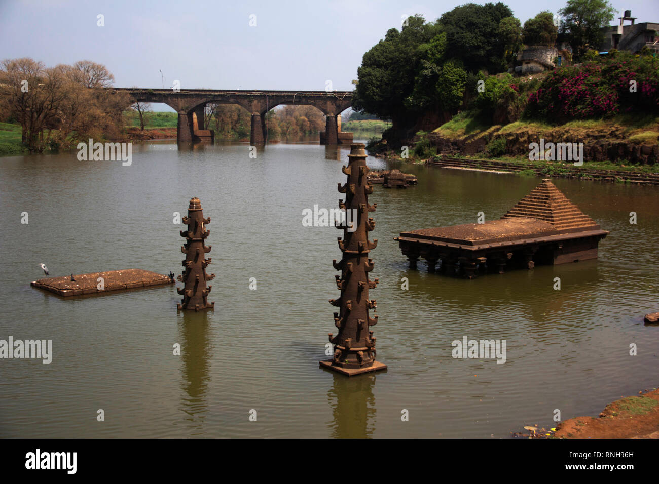 Alte Tempel und deepmala, Stein Struktur für die Scheinwerfer, innen Panchganga Fluss, Kolhapur, Maharashtra Stockfoto