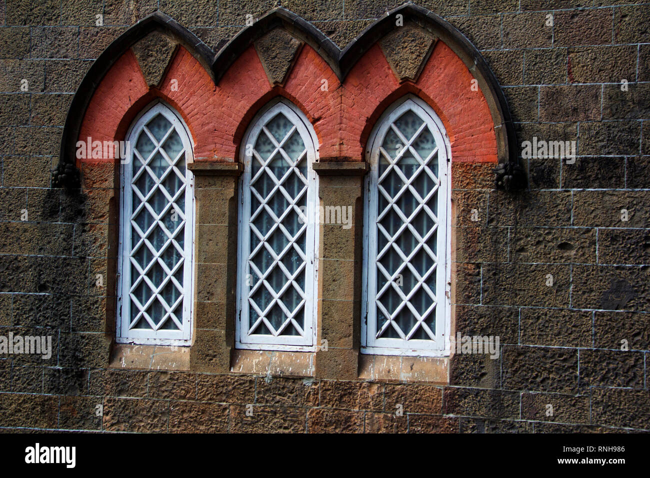 Die Stadt Hall Museum, close-up der Rundbogenfenster, Kolhapur, Maharashtra Stockfoto