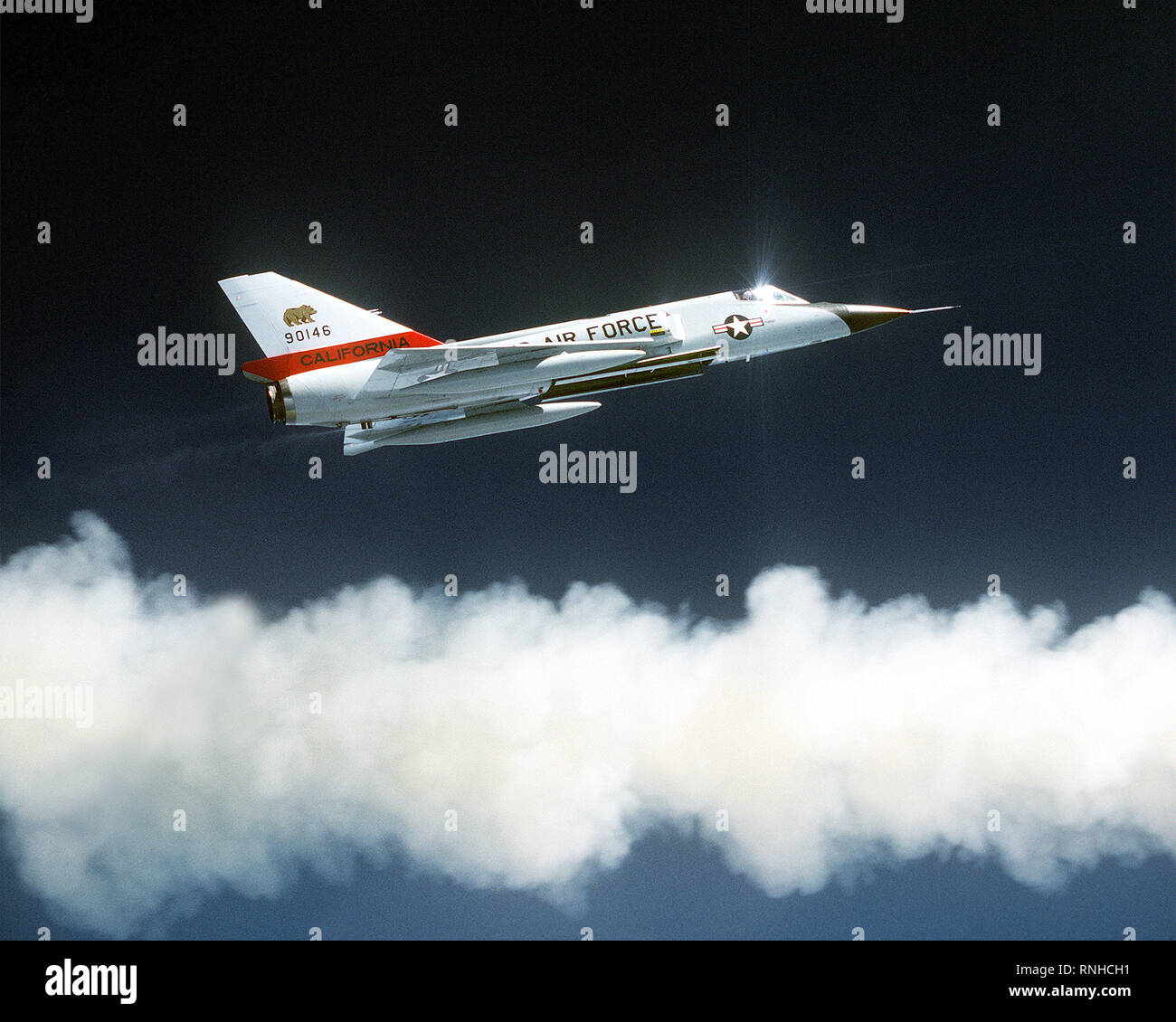 1980 - Ein Luft-zu-Luft, rechts eine F-106 Delta Dart Flugzeuge nach dem Feuern eine ATR-2 eine Rakete über einen Bereich. Einen Hilfskraftstofftank ist auf jedem Flügel Stockfoto