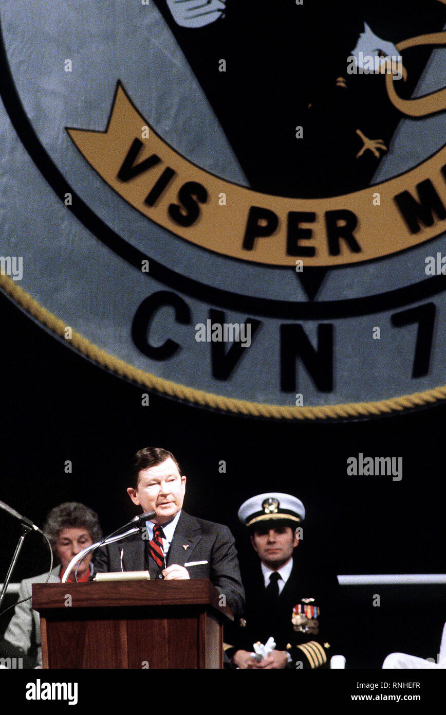 1982 - Senator John Tower, R - Texas, spricht während der Inbetriebnahme Zeremonie für die Atom-Flugzeugträger USS CARL VINSON (CVN-70). Sitzt hinter ihm sind CAPT Richard L. Martin, kommandierender Offizier der Carl Vinson, und Molly Snead, das Schiff ist Sponsor. Stockfoto