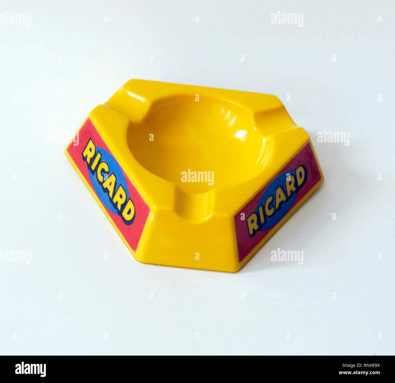 Opal Glas vintage Aschenbecher mit Ricard Werbung. Ivorex Marke, Made in France. Stockfoto